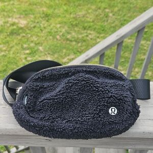 Lululemon Everywhere Belt Bag Fleece Black Sherpa Gold Zip